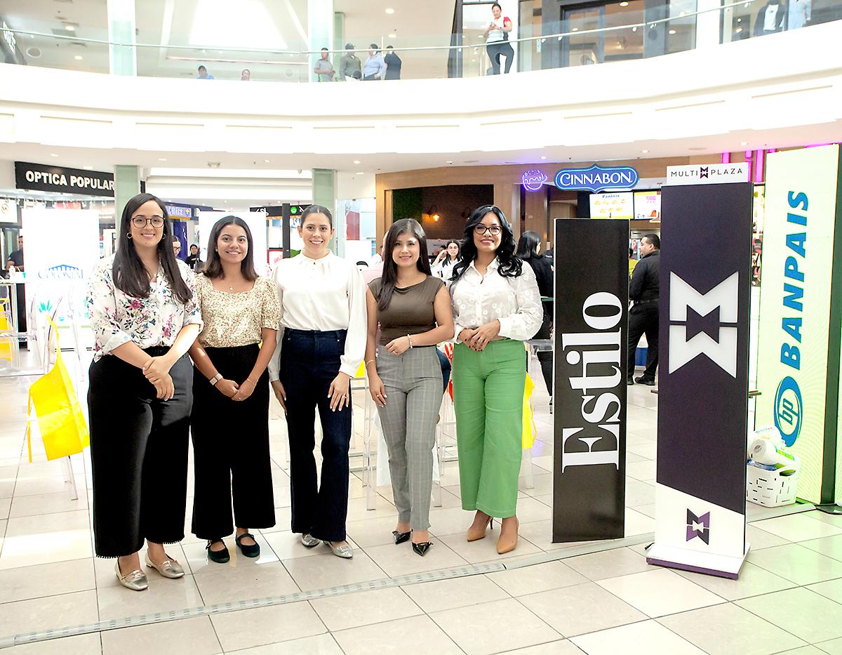 “Roots &amp; Paletts” fue una tarde creativa organizada por Revista Estilo y Mall Multiplaza, donde los asistentes disfrutaron de pintar macetas mientras compartían vinos, bocadillos y buena compañía. El evento, guiado por el equipo de Letrazos y apoyado por marcas como Banpaís y Perfumería Magie, buscó fomentar el arte y la conexión con las plantas en un ambiente relajado y acogedor. Representantes de Grupo OPSA y Multiplaza agradecieron el apoyo de los aliados y reafirmaron su compromiso con espacios que inspiran y celebran la creatividad. En la foto: Claudette Kattán, Vera Vásquez de Multiplaza con Michelle Marsan, jefe comercial de segmentos de grupo Opsa, Yosselyn Chirinos y Neydi Fajardo, gerente regional de Vivienda Banpais.