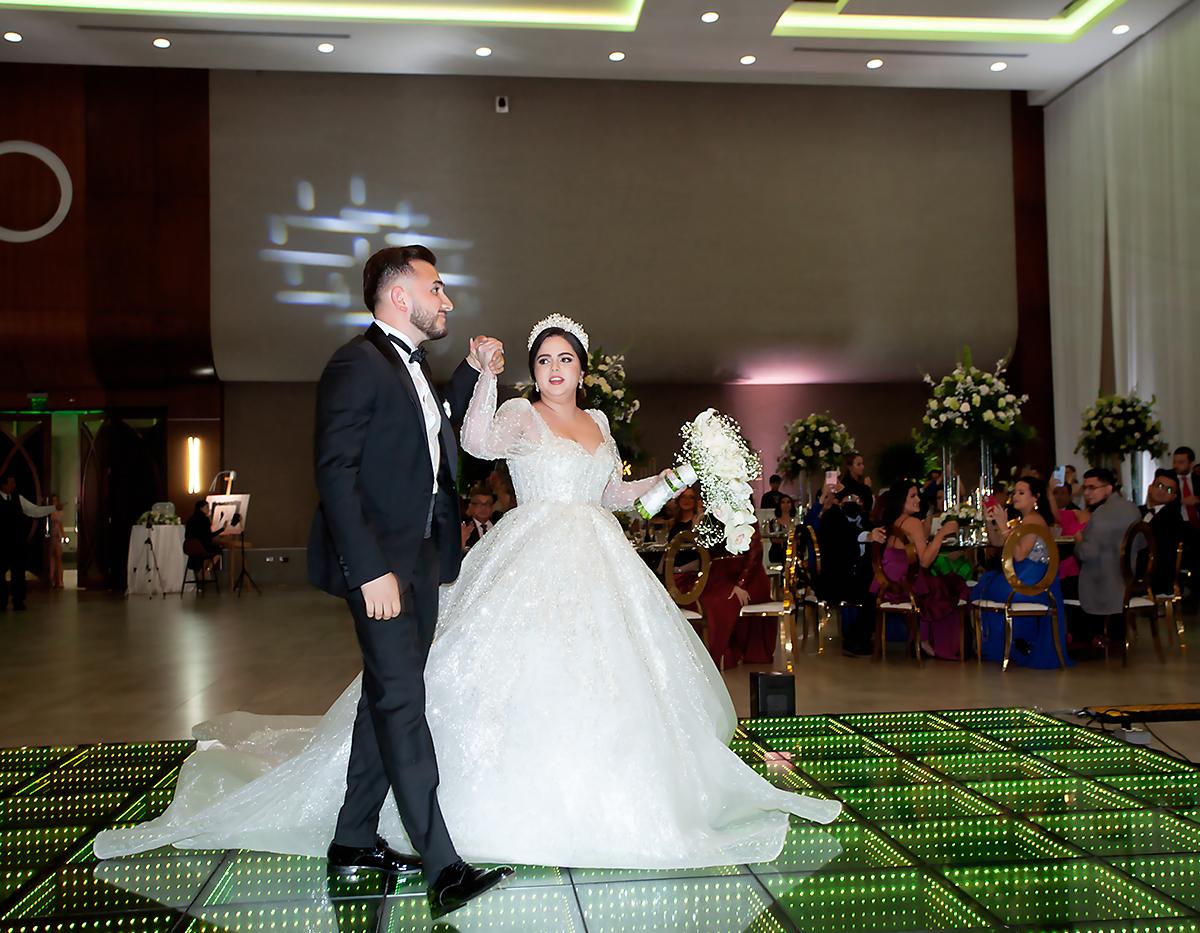 Andrea Carrillo y Orkhan Yusubov al momento de bailar Disfruto de Carla Morrison.