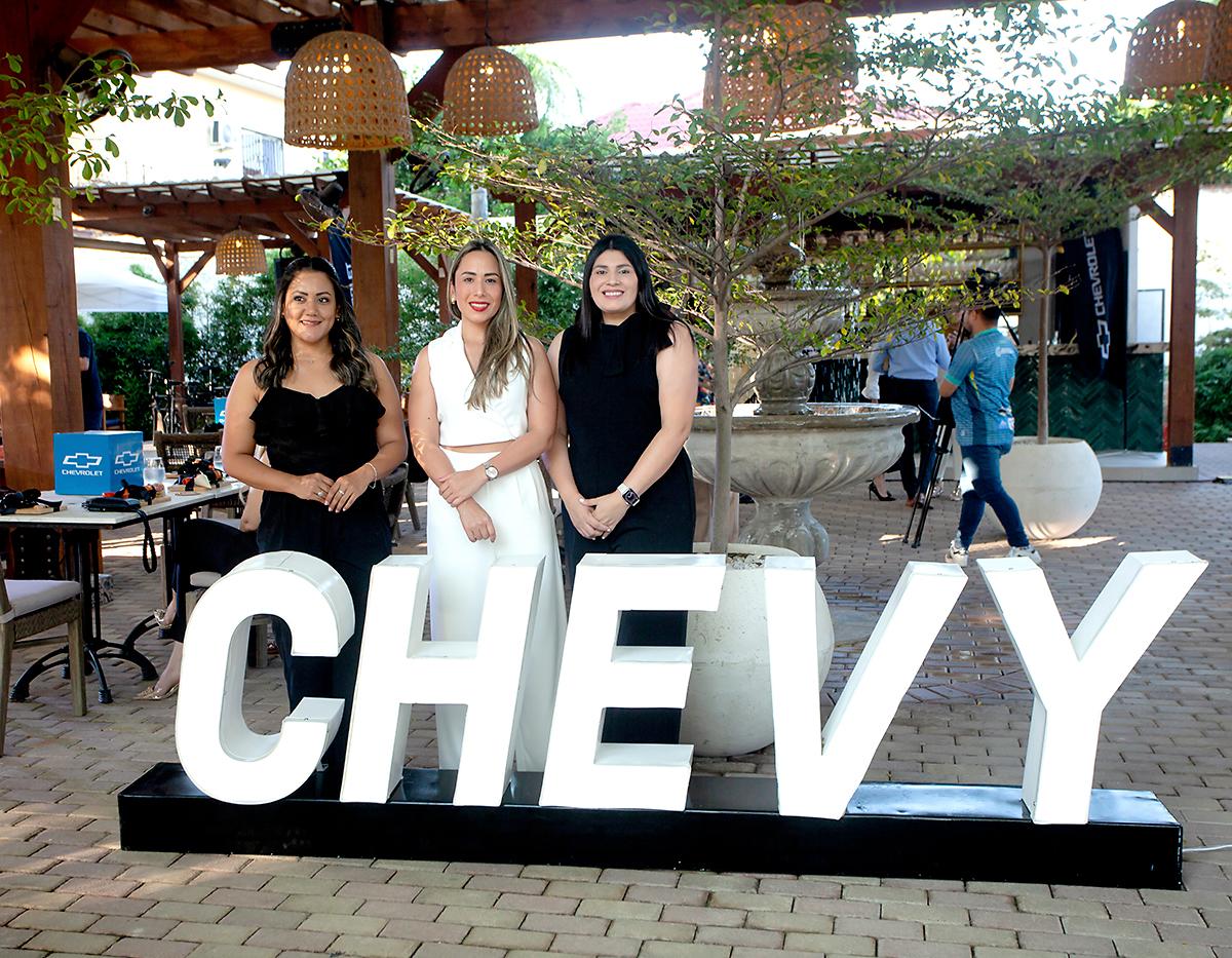 Elisa Rendón, coordinadora de mercadeo; Diana Pineda, gerente de ventas del grupo Q; y Melissa Estrada, gerente de ventas de Chevrolet Honduras.