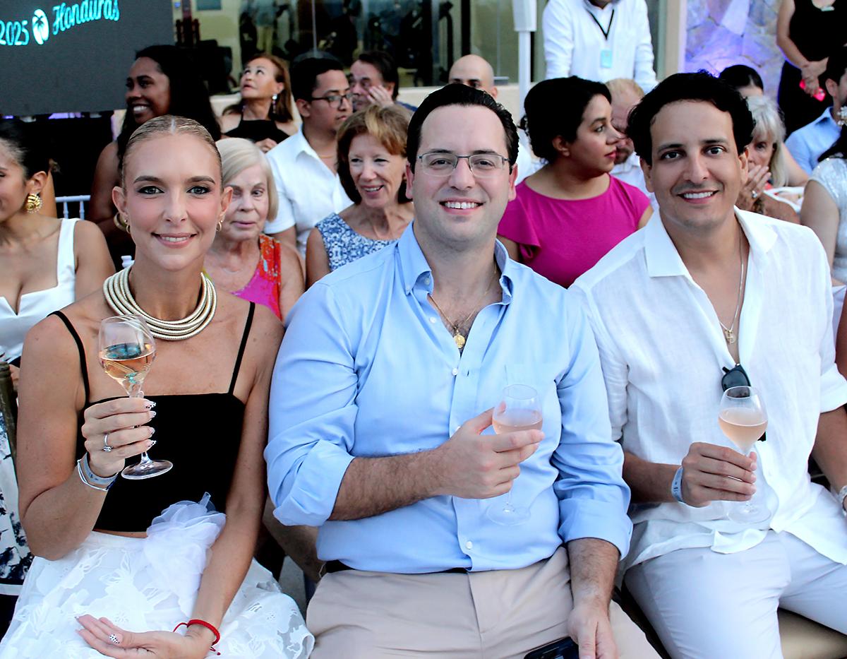 El Roatán Fashion Show, presentado por BAC Credomatic, reunió a invitados especiales, amantes de la moda y figuras destacadas en una noche donde el estilo se unió con la solidaridad. Con el mar como telón de fondo, los asistentes deslumbraron con looks frescos, elegantes y llenos de personalidad, formando parte de un evento con propósito: apoyar a la Clínica Esperanza de Roatán. Esta celebración de la moda no solo resaltó el talento creativo, sino también el compromiso de una comunidad que cree en el poder de ayudar. Aquí te dejamos las fotos de los invitados. En la foto: Yael Burkinshaw, Erick Brimen y Arturo Zacapa.