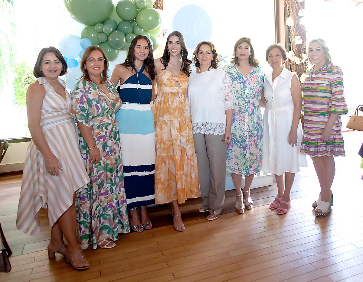 Las oferentes del baby shower: Gina Pineda, Jenny Yuja, Sofía Pineda, con la futura mamá Angie Pineda, Adla Siwady, Yadira Andonie, Julie Fajardo e Ivonne Mourra