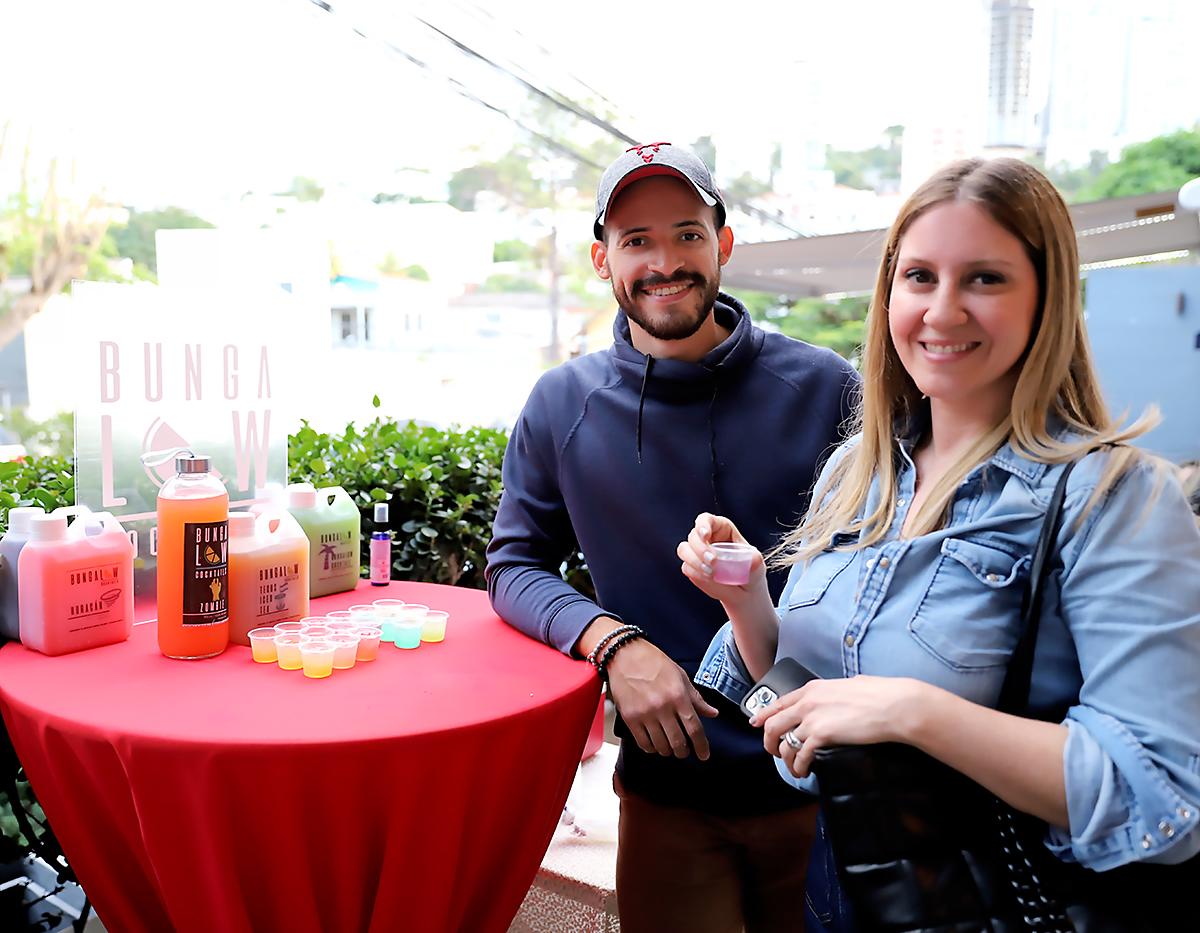 Regis Cerrato y Karen Ucles en la degustación de Bungalow Cocktails