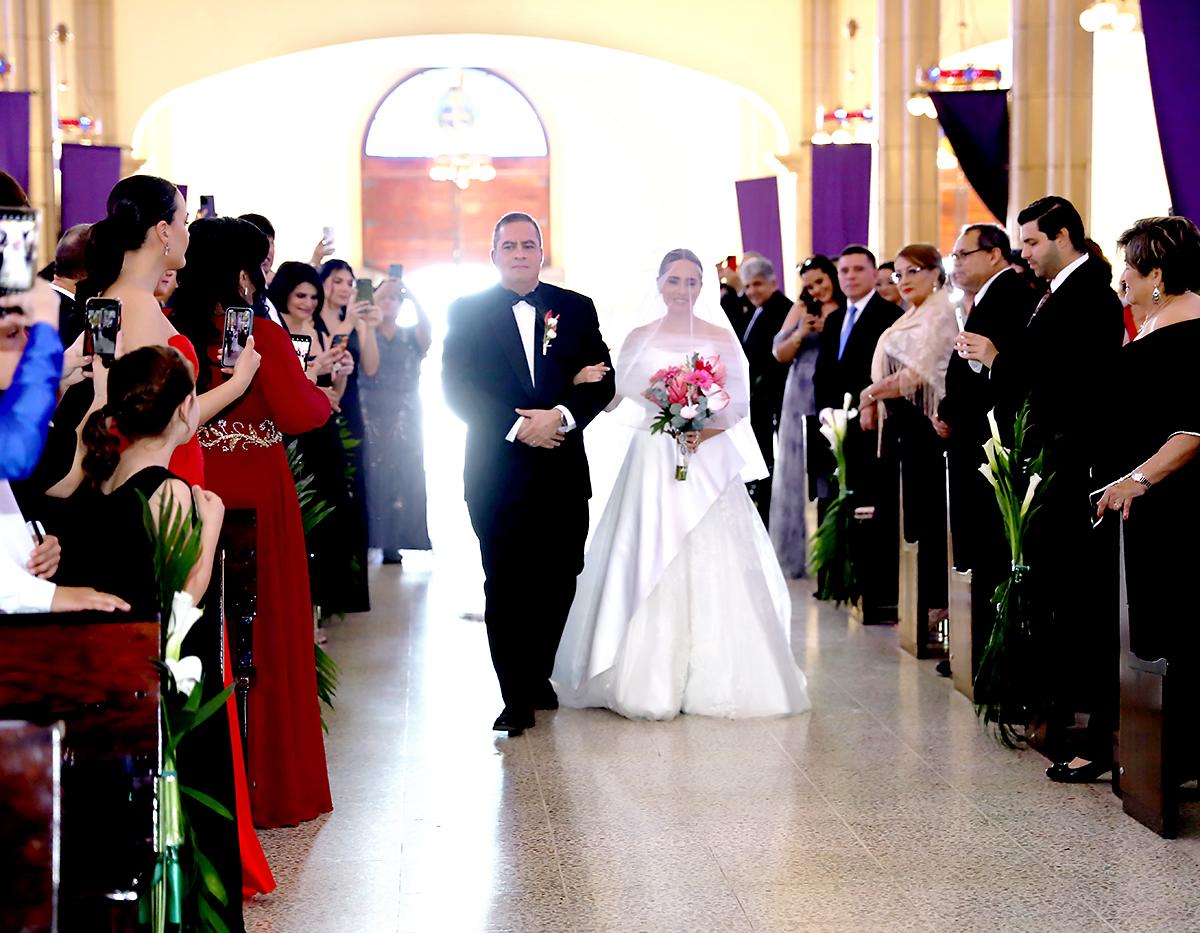 La feliz novia del brazo de orgulloso progenitor 