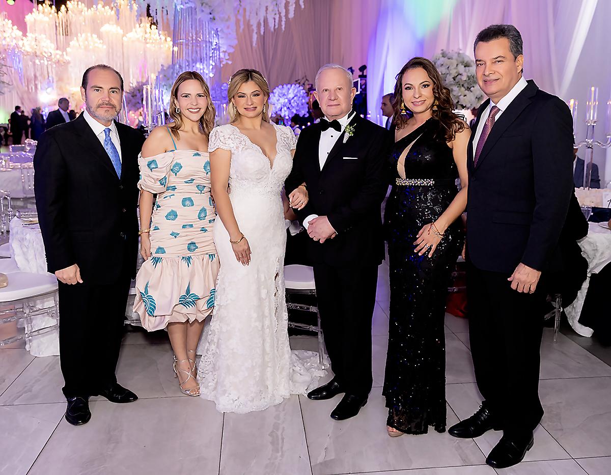 Julio Fernández, Carolina Sánchez, los nuevos esposos Emma y Roger con Belky y Ramón Fuentes