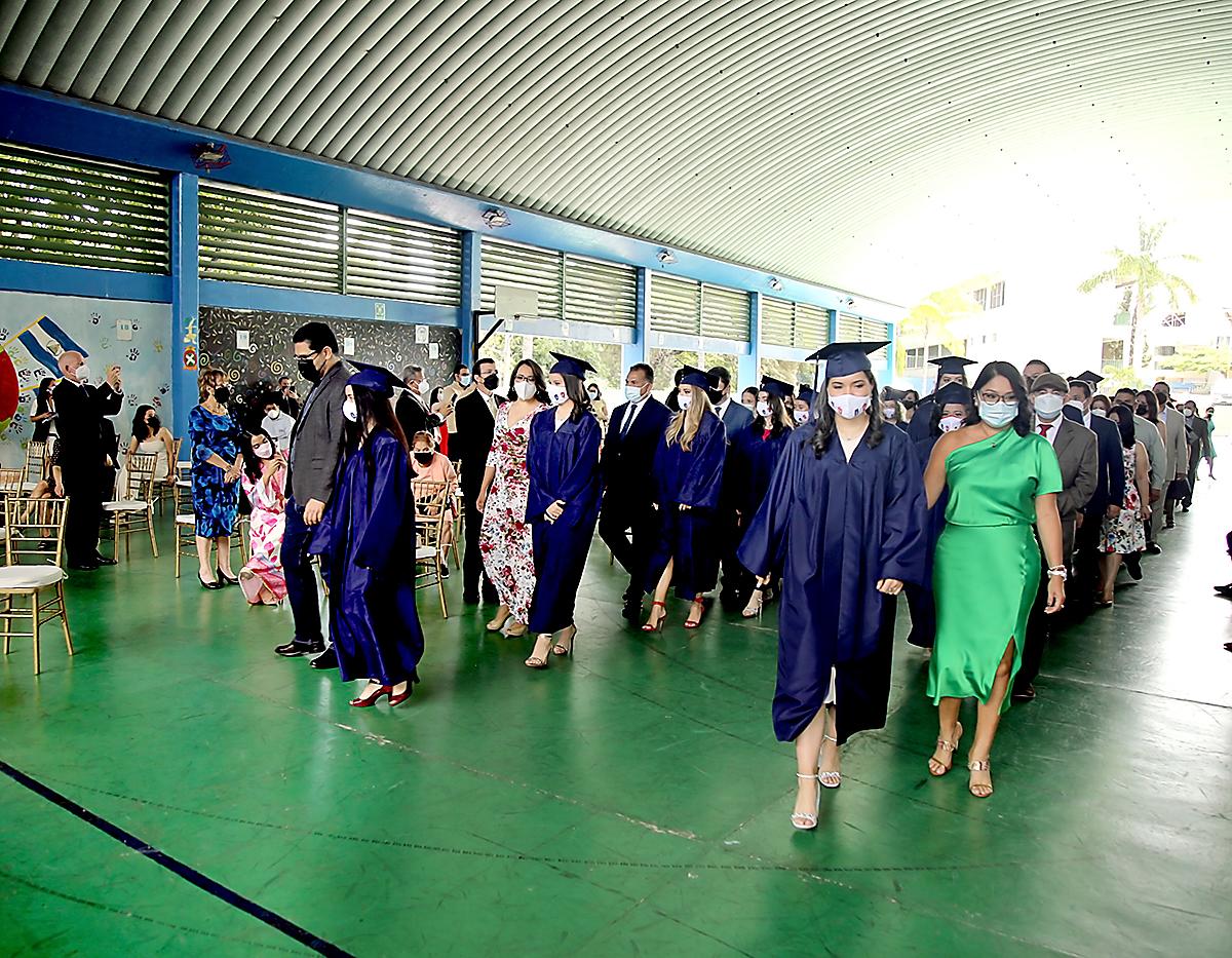 Muy emociones los graduados desfilaron con sus progenitores