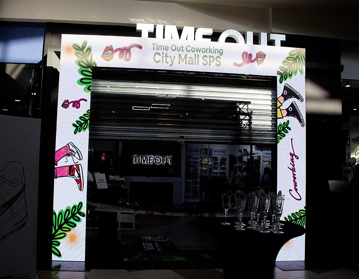 - La fachada de la tienda tiene una decoración estilo urbana moderna.
