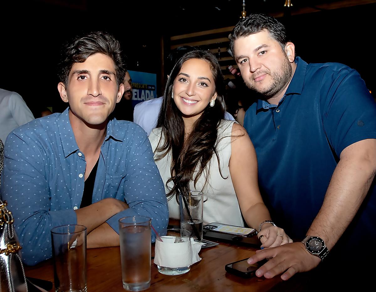 Felipe Facussé con Paola y Juan Carlos Lazarus.