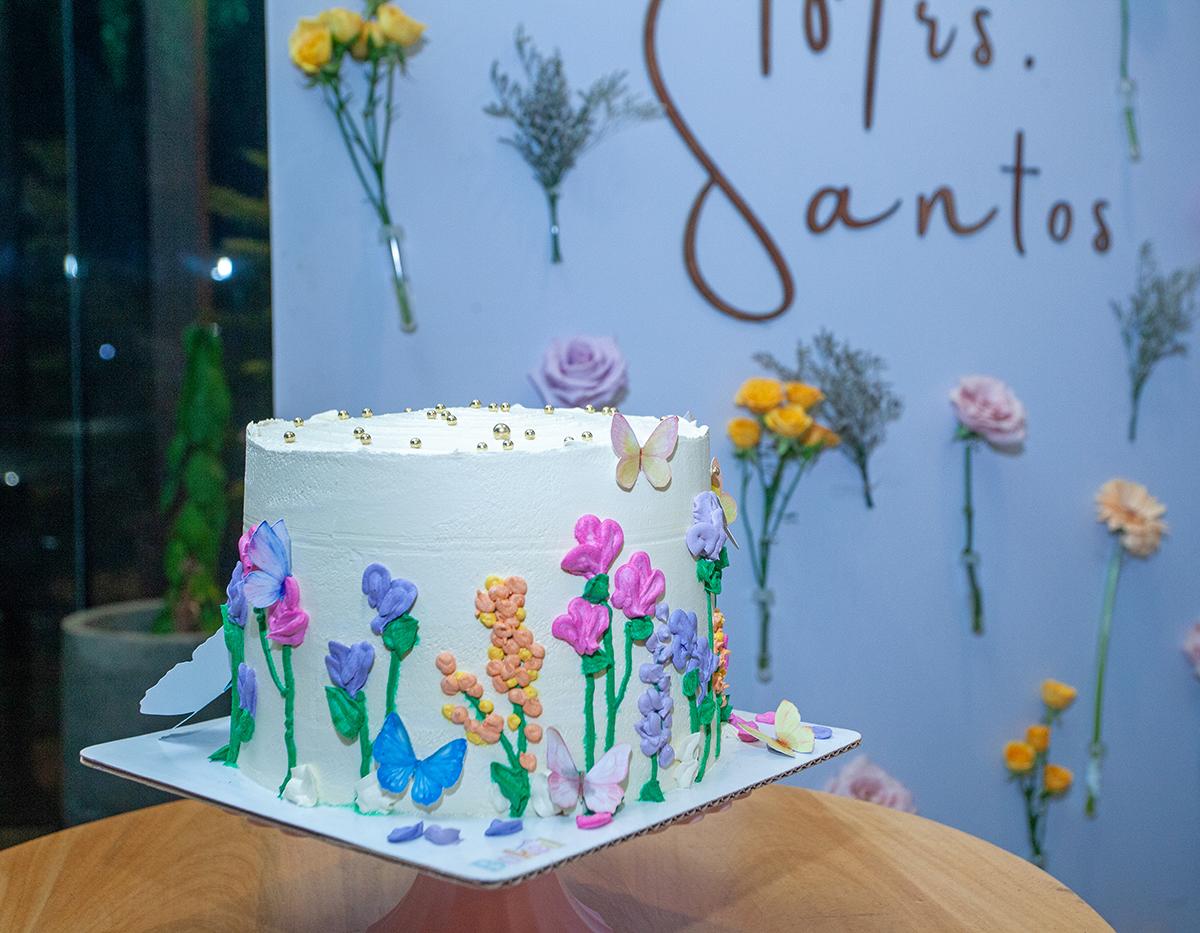 Pastel adornado con decorado primaveral.
