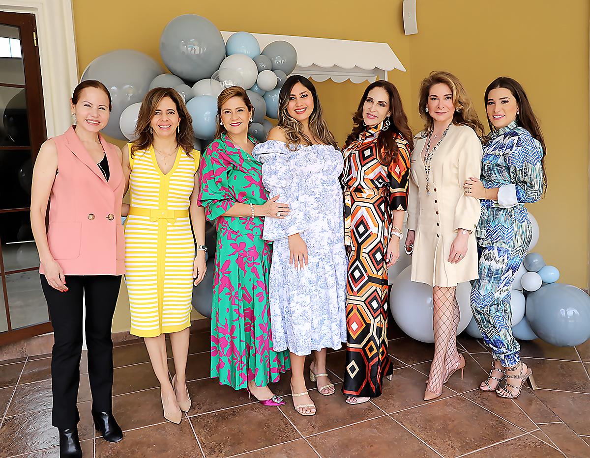 Hilda Facussé, Lila Rivera, Viena Villeda, Alice Villeda, Marcía Facusse, Annamaría Kafati y Alexandra Villeda