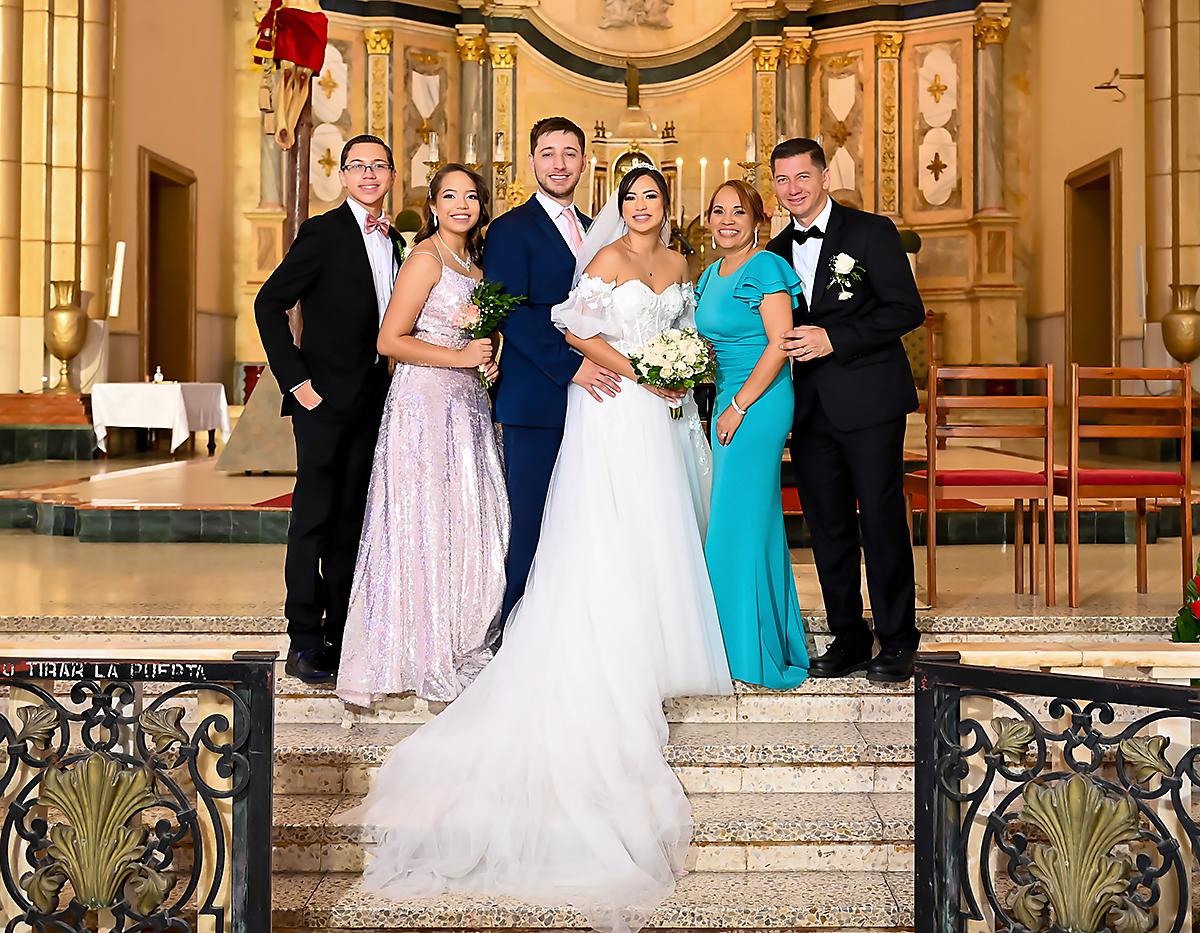 Caleb y Estephany con Elio José, Lizzy, Dessireth y Elio Flores, hermanos y padres de la novia