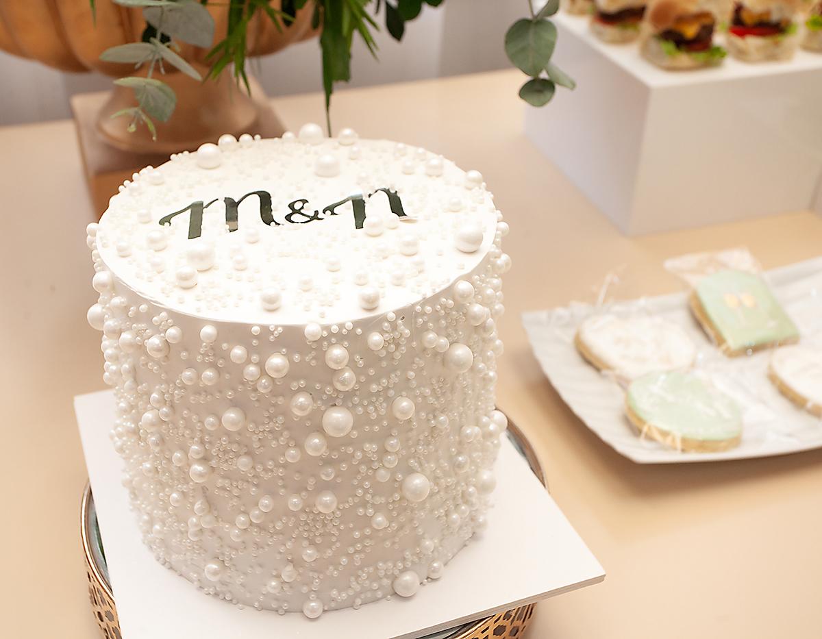 Pastel de boda decorado con perlas, elaborado por los expertos de Stardust Bakery.
