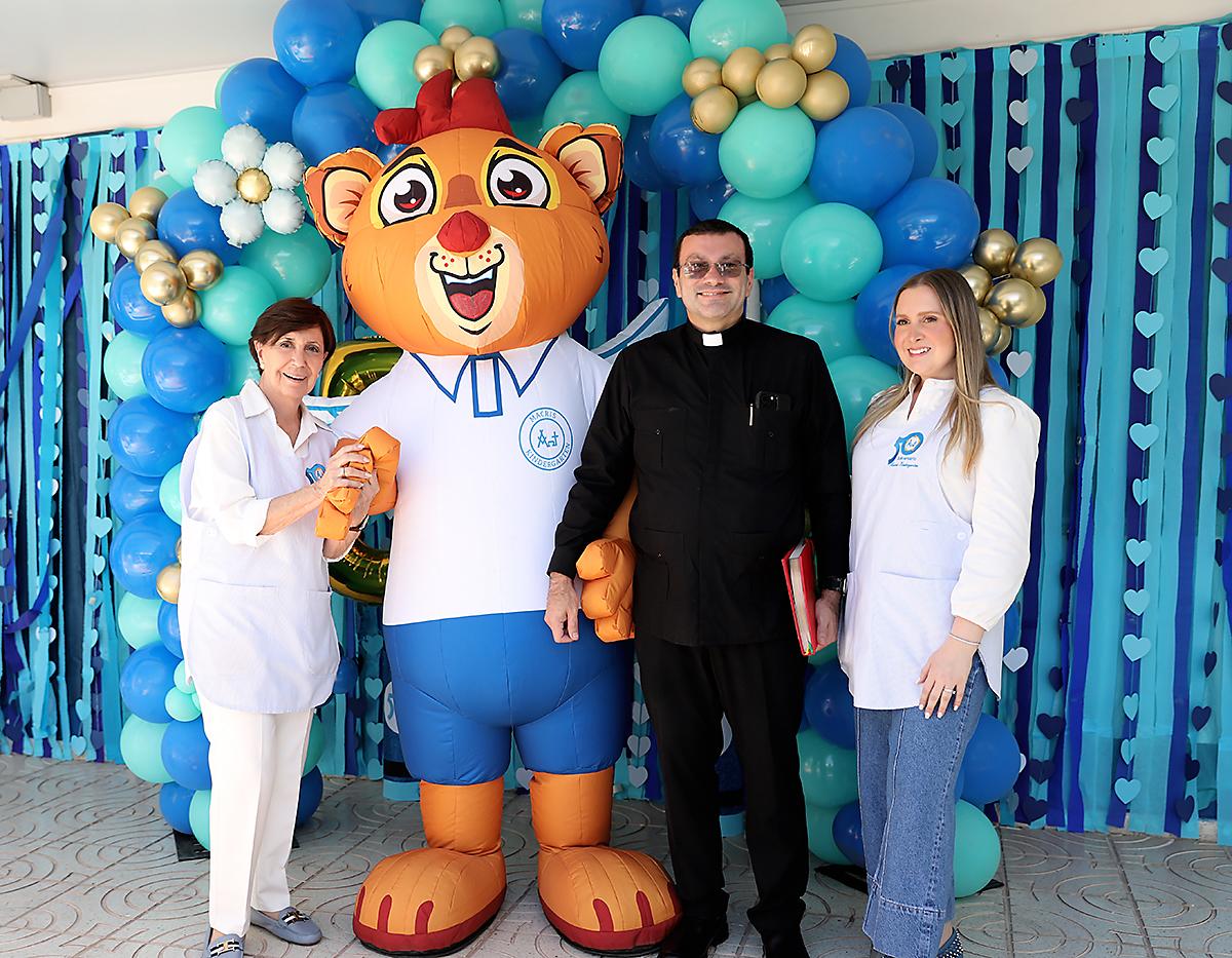 Mónica Weddle, el padre Carlo Magno y Monique Weddle, durante la celebración del 50 aniversario de Macris Kindergarten. La institución, fundada en 1975, nació del sueño de Mónica Weddle, una maestra visionaria, que quería crear un espacio donde los niños no solo aprendieran conocimientos académicos, sino también principios y valores que los acompañaran toda la vida.