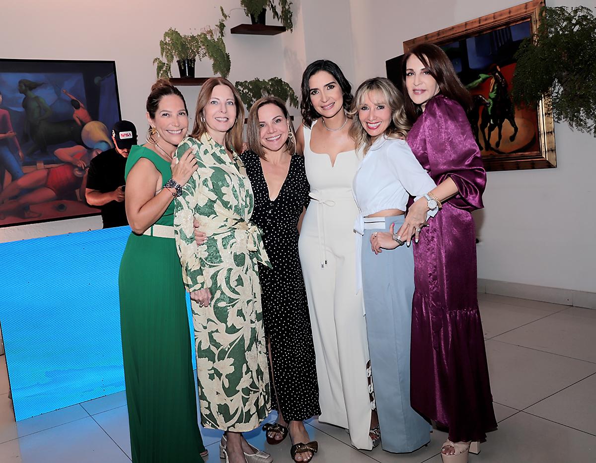 Elena Williams, Myrna Castro, Cathy Vega, Marisa Melara y Marcía Facussé.