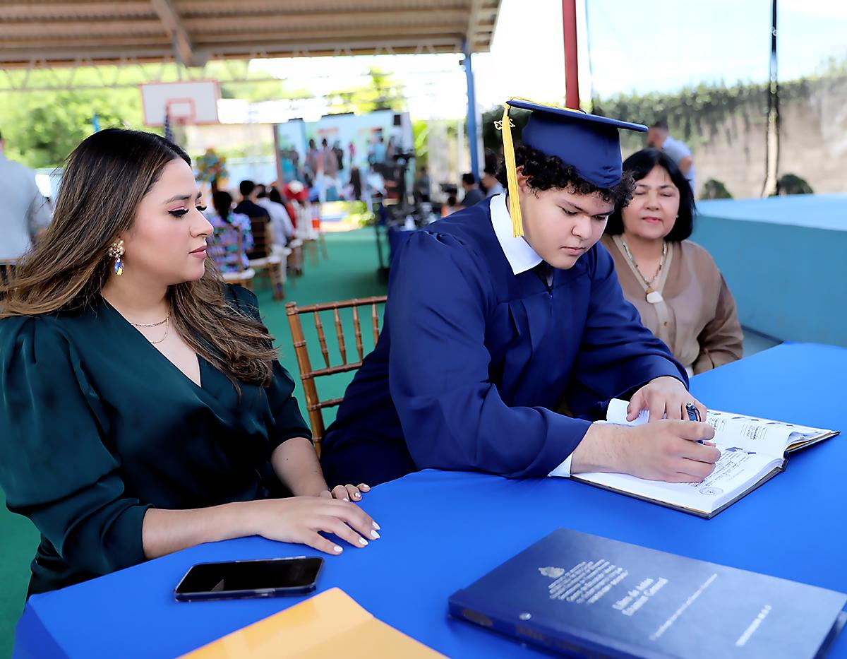 Entrega de títulos de Discovery School 2023