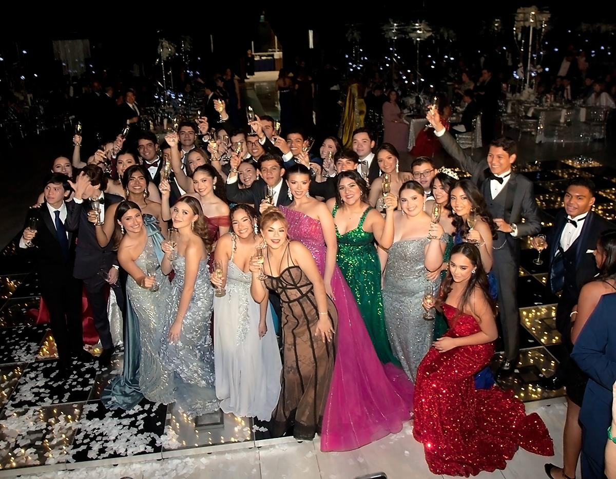 La Class 2023 celebró con un brindis el logro estudiantil.
