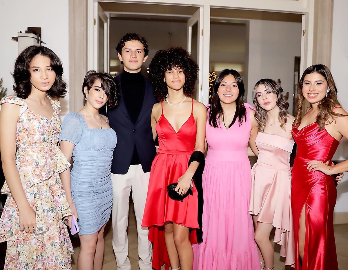 Ana María Hode, Juliette Bandy, Josemilio Ramírez, Catherine, Pilar Montes, Alexandra González e Isabella Garcia