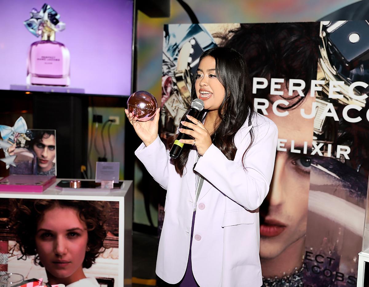 Keren Ayestas, Brand Manager de Marc Jacobs, presentó la nueva fragancia floral que rinde homenaje al optimismo con su jugoso acorde de ruibardo violeta, los poderosos acordes amaderados y ambarinos dorados, y el exquisito extracto de haba de vainilla.