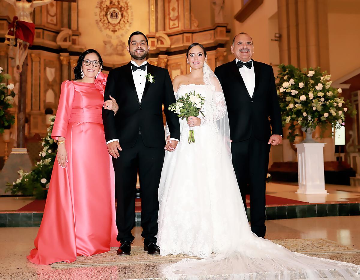 Los novios con Rosemonde y Carlos Francisco García 