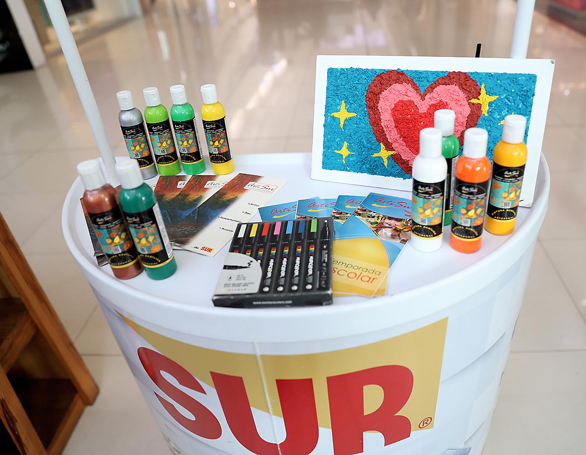 Pinturas SUR HONDURAS fue uno de los patrocinadores que brendaron los utencilios y herramientas para el evento.
