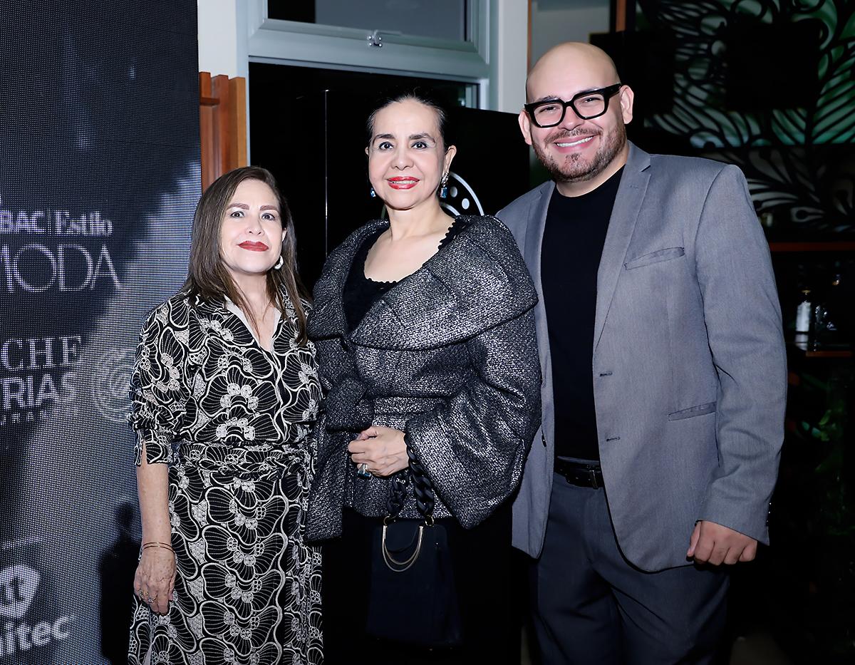 Mabel Galeano, Luz Mejía y Lawin Paz.