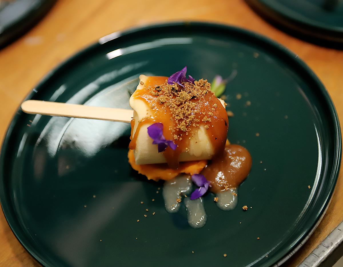 Paleta de cremita, cremiel de ajo negro y Syrope de frijol by Debora Fadul