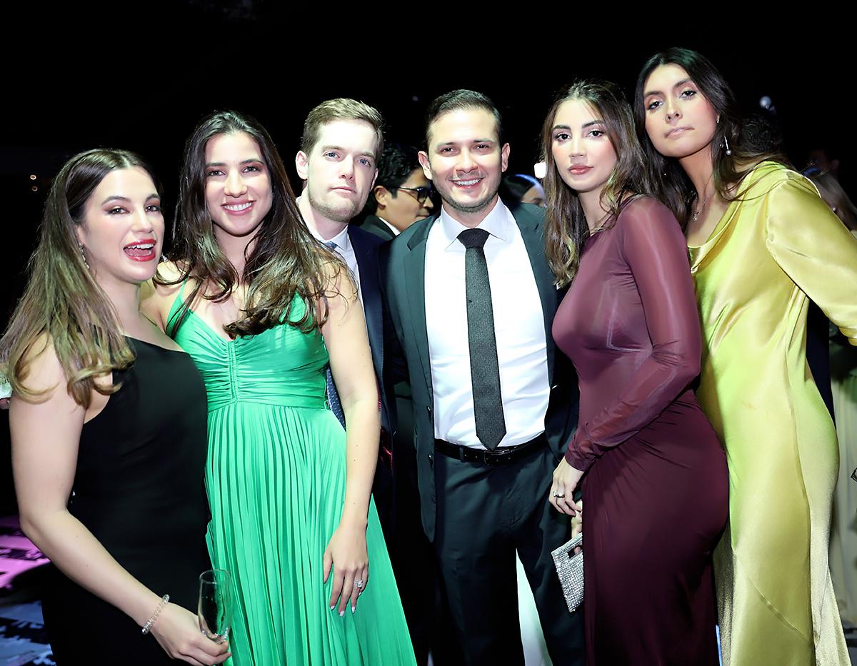 Sherry Rodas, Natalia Rodas, William Young, Pablo Heredia, Rebcea Santos y Koritza Beneditt