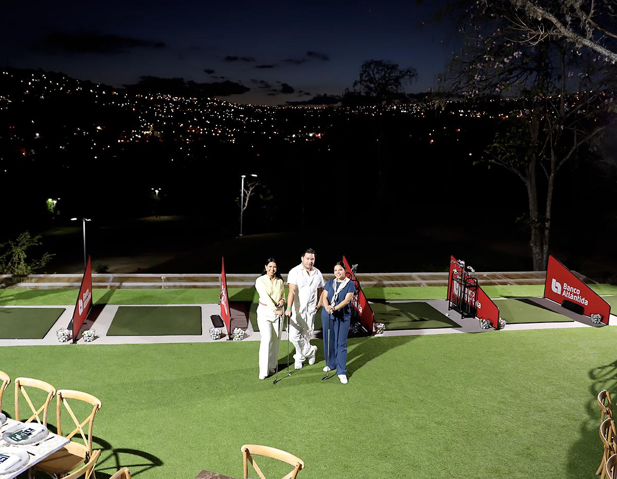 El exclusivo evento King of the Green convirtió al Country Club de Tegucigalpa en el epicentro del golf, la elegancia y los sabores más sofisticados. Con un ambiente vibrante y una experiencia de lujo, los asistentes disfrutaron de una jornada inolvidable en la que cada detalle estuvo cuidadosamente diseñado para fusionar deporte, estilo y alta gastronomía. En la foto: Norma Farías, Andrés García y Ana Gómez.