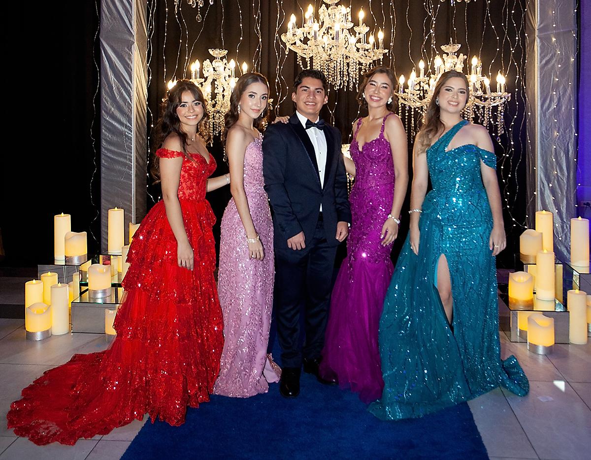 Los 46 seniors de Seran School vivieron momentos efusivos de felicidad durante su prom. Junto a sus padres y amigos, disfrutaron de una celebración inolvidable que se prolongó hasta el amanecer con la animación de DJ Beat y Bishop. La fiesta, organizada por la planner Marcela Cueva con el apoyo del comité de padres de familia, fue un evento memorable que marcó el cierre de una etapa importante en sus vidas.