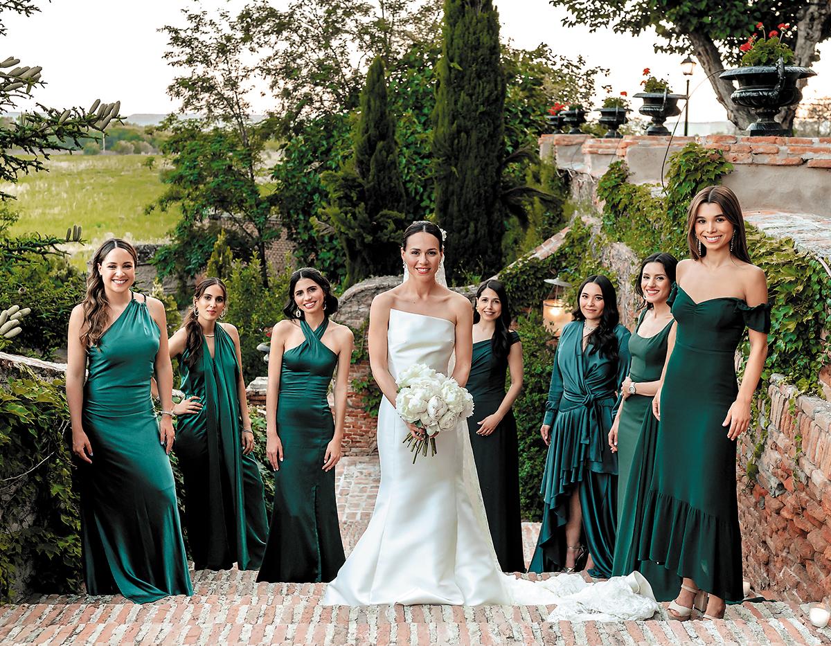 Daniela Porta, Nicole Chahín, Amy Fasquelle, la novia Hortensia García, Annie Zúniga, Analucia Albir, Isabel Bendaña y Luciana Quiroz.