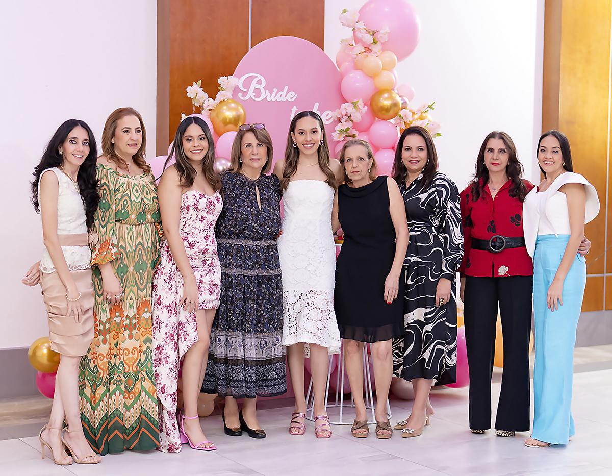 Saby Segebre, Fanny Hawit, Victoria Soto, Mirian Hawit de Segebre, Gada Soto, Victoria Segebre de Handal, Jessica Handal, Esperanza Segebre y Gada Segebre.