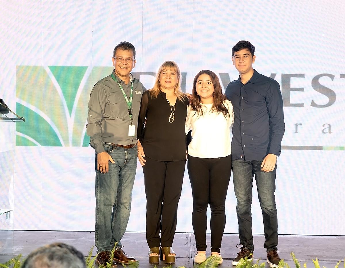 Héctor Santos, Verónica de Santos y sus bellos hijos.
