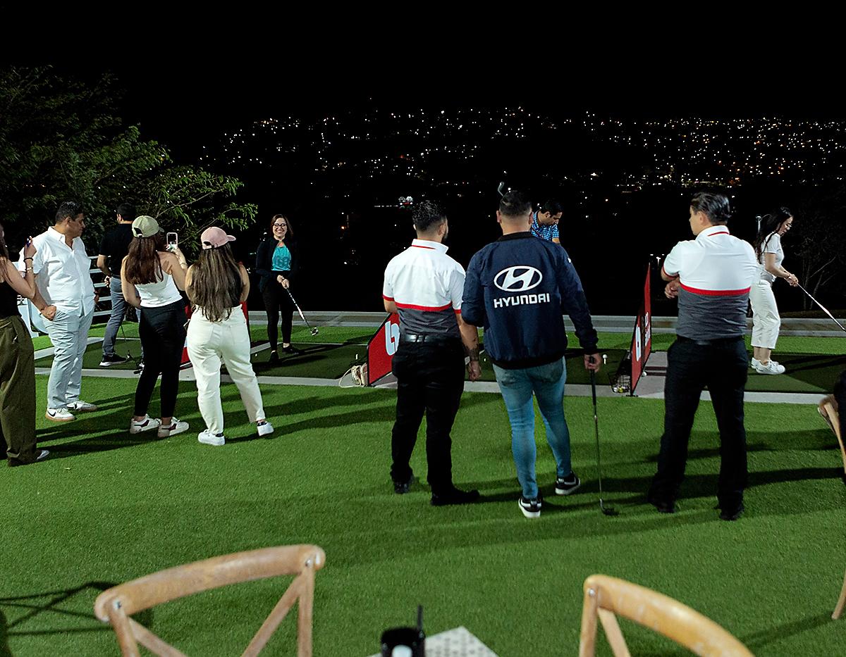 En esta ocasión, los invitados tuvieron la oportunidad de disfrutar de una velada haciendo swings con vista a la hermosa ciudad de Tegucigalpa.