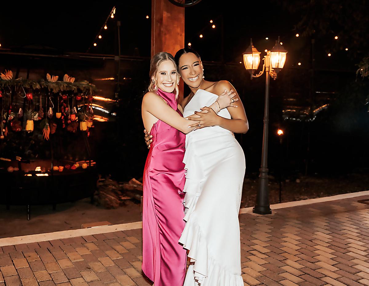Isabella Garza y la novia Paulina González.