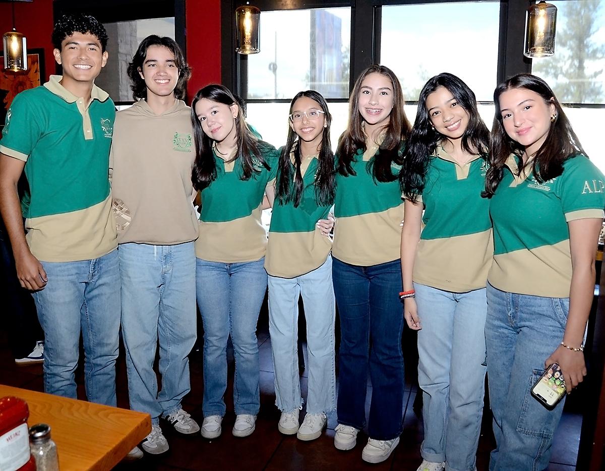 Daniel Reconco, Emilio Soley, Indhira Chico, Indhira Martel, Arianna Falck, Ana Hernández e Isabella Lardizabal.