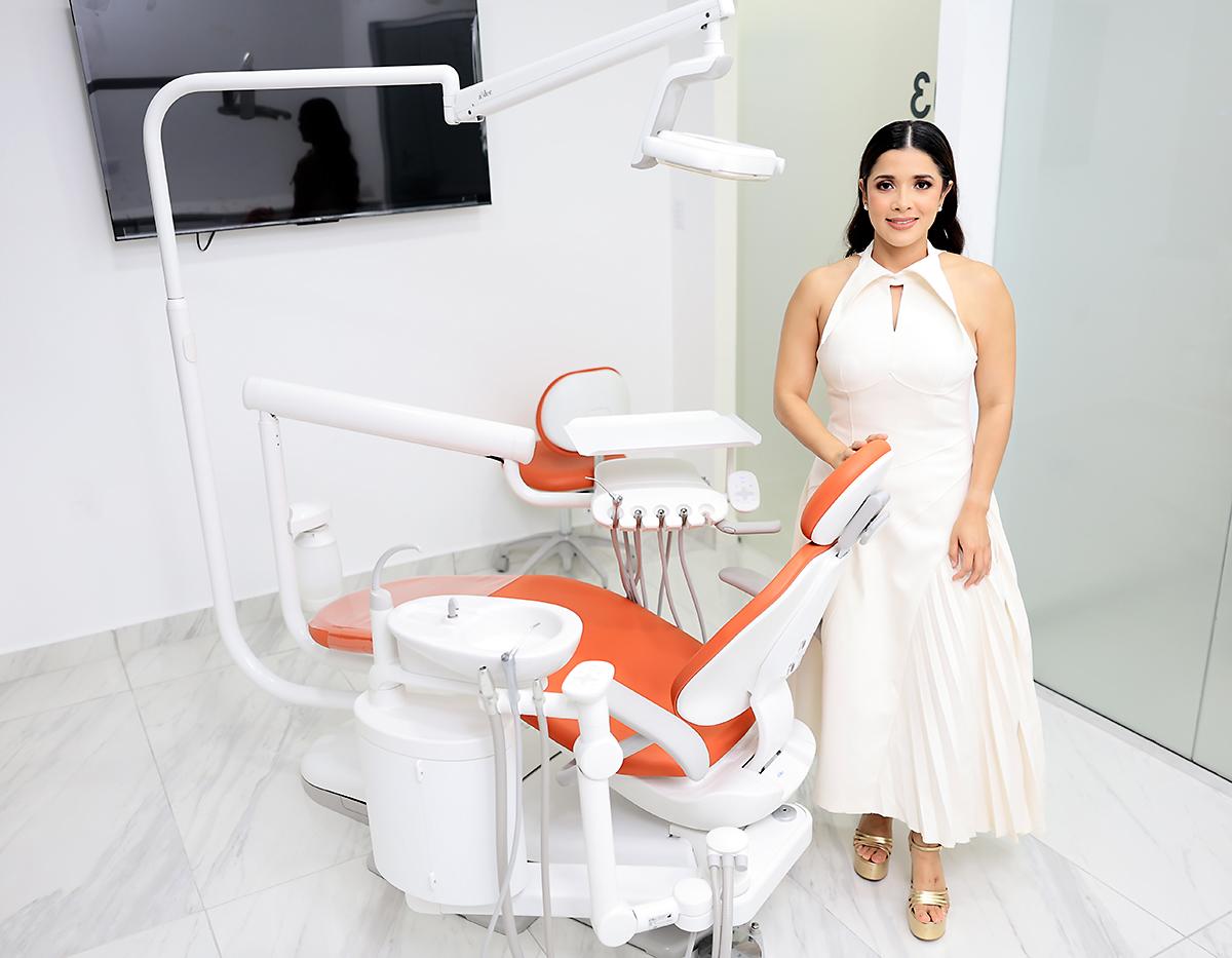 La doctora Luisa Gámez, especialista en rehabilitación oral, diseño de sonrisa, implantes dentales y restauraciones adhesivas, durante la inauguración de su clínica ROE en San Pedro Sula