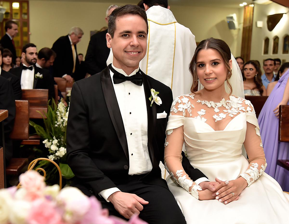 Una noche de ensueño marcó el inicio de una nueva vida juntos para Alexa María Girón Cerrato y Guillermo Bográn Ayestas, quienes celebraron su unión con una ceremonia cargada de romanticismo, glamour y emociones compartidas con familiares y amigos. Desde el altar de la imponente iglesia Nuestra Señora de Suyapa, hasta la elegante recepción en el Club Hondureño Árabe, cada momento fue cuidadosamente planeado para reflejar el amor que une a la pareja. En la foto: Guillermo Bográn y Alexa Girón.