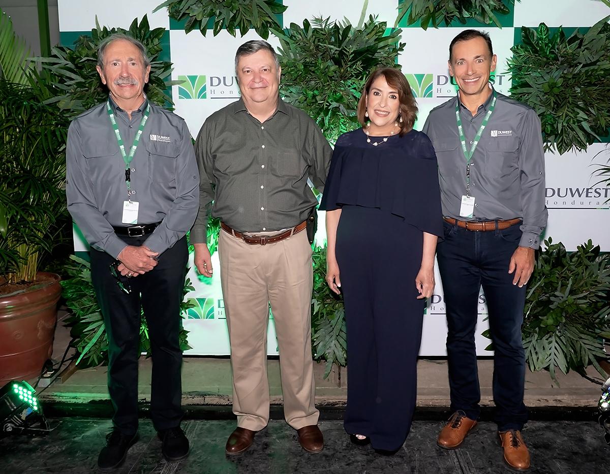 Raimundo Riojas Encinas, Roberto Medina, Magda Arias de Medina y Raimundo Riojas.