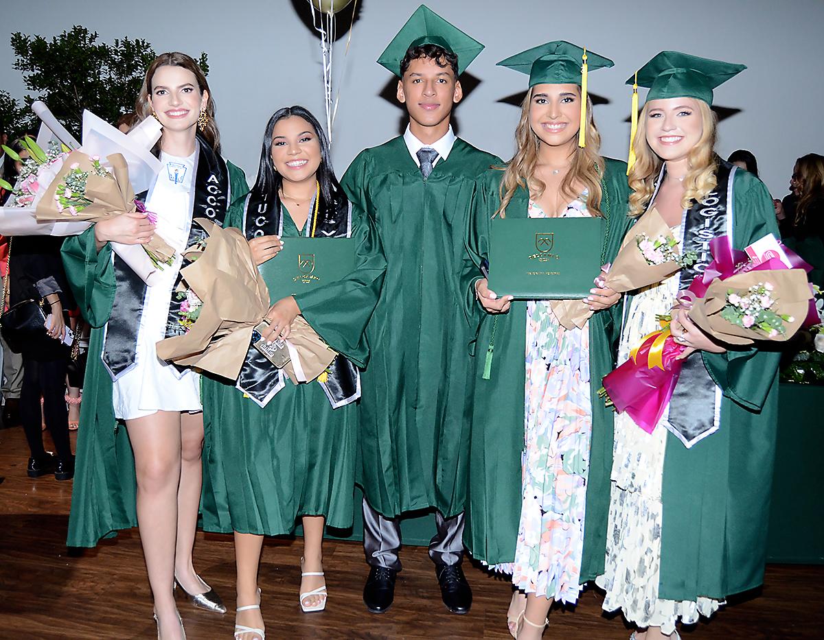 En una hermosa tarde, los alumnos de último año de DelCampo School celebraron su graduación rodeados de padres orgullosos y sonrisas llenas de esperanza. La emoción llenó el auditorio mientras estos jóvenes talentosos recibían sus diplomas, marcando el comienzo de un futuro brillante. 
