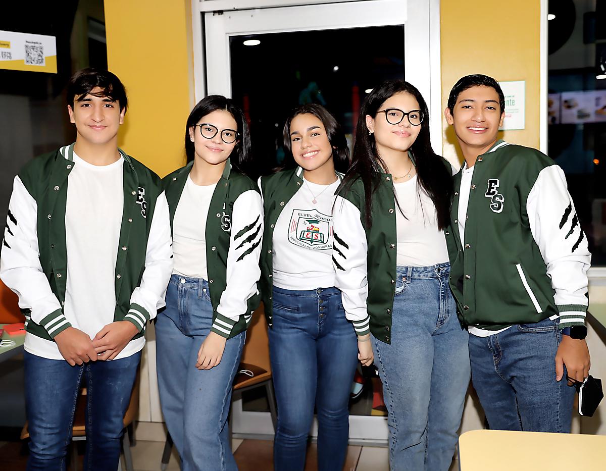 Alejandro Mass, Valeria Lara, Lucía Aguilar, Valentina Lara e Isaac Padilla