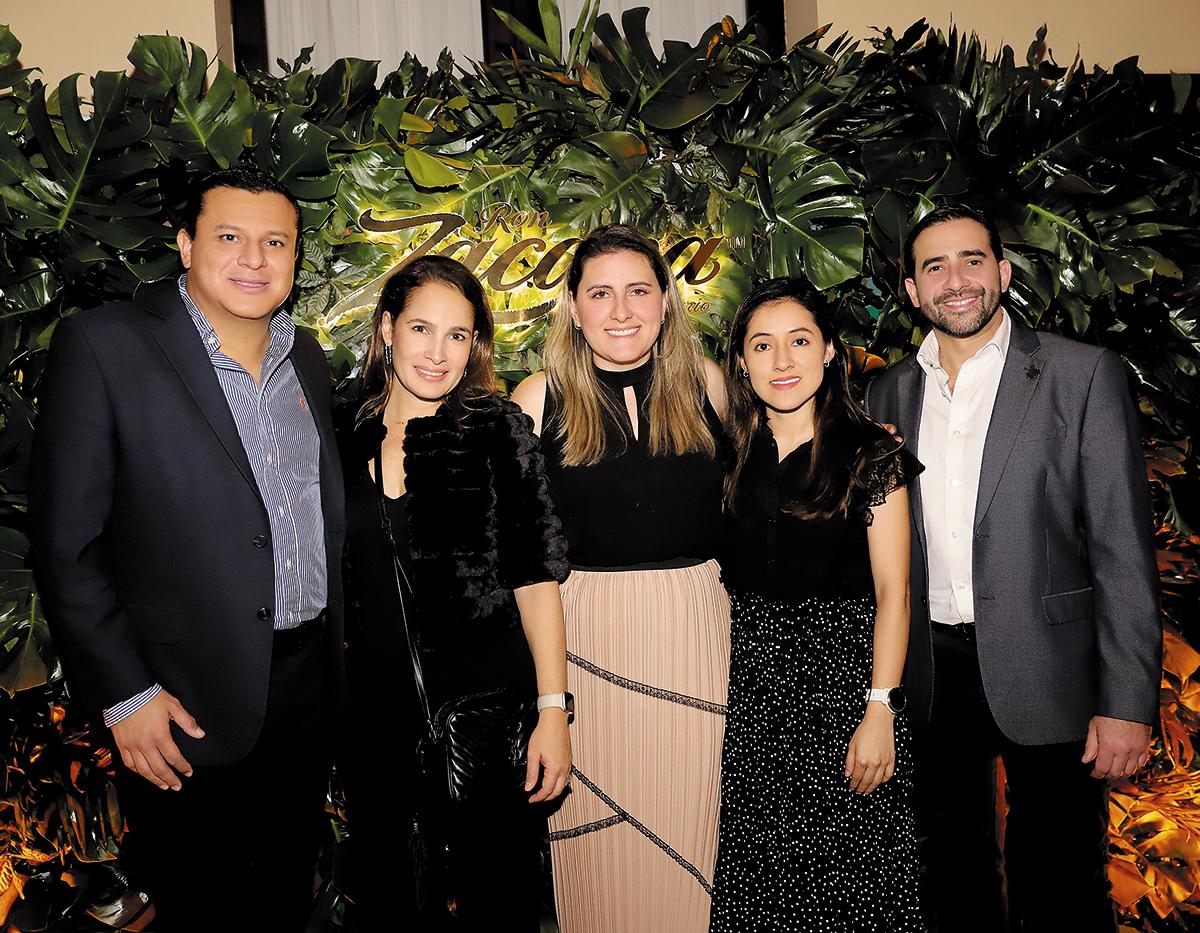 Edwin Oliva, Alexandra Alfaro, Angie Cacacho,Andrea Saenz y Rodrigo Fonseca
