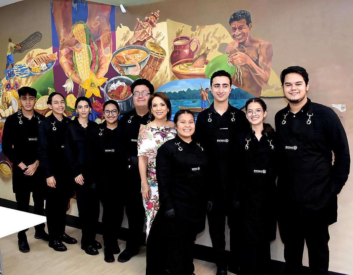 Rosalpina Rodríguez con Raúl Camacho, Mayan Ruiz, Samer Abualzulof, Daniela Amador, Gerson Velásquez, Sofía Martínez, María Vilches, Diego Torres y Alejandro Aguilera 