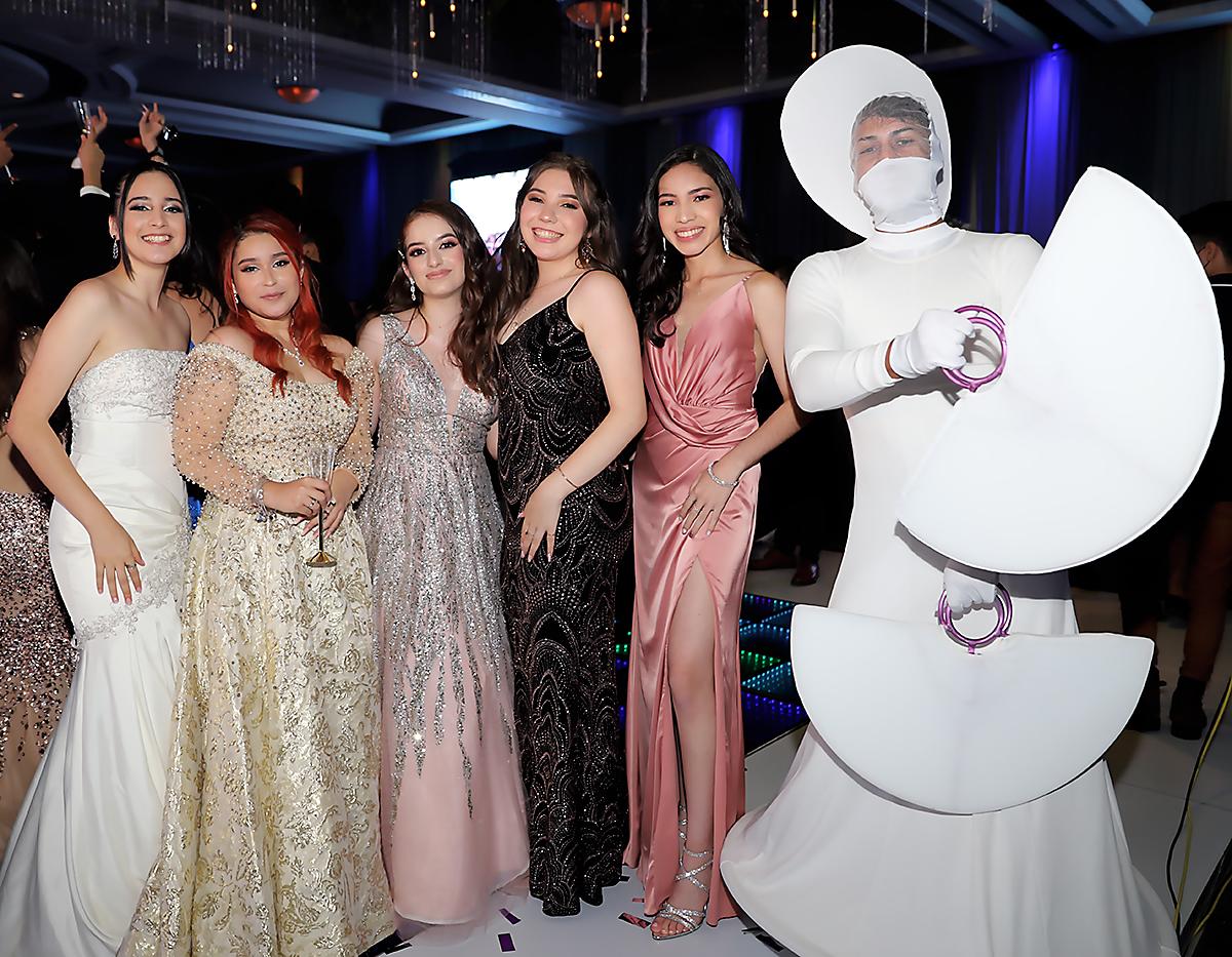 Irena Urquía, Amanda Michelle Flores, Mia Valeria Flores, Elohimm Matamoros y Jimena Galo