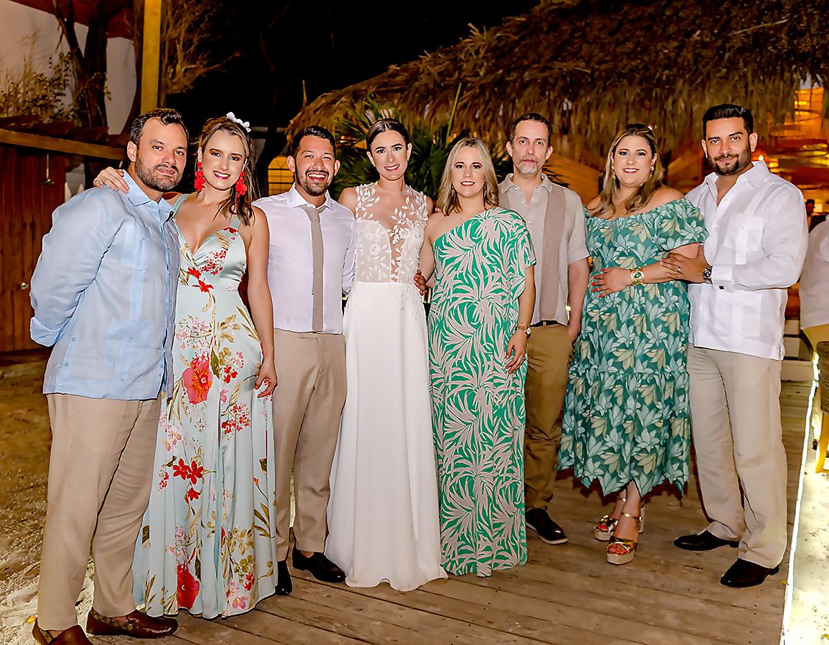 Santiago Robelo, Daniela Oberholzer con los novios Daniel y Stephanie con María Beatriz Pineda, Henry D’Arcy, Alice Pineda, Dennys Andino.