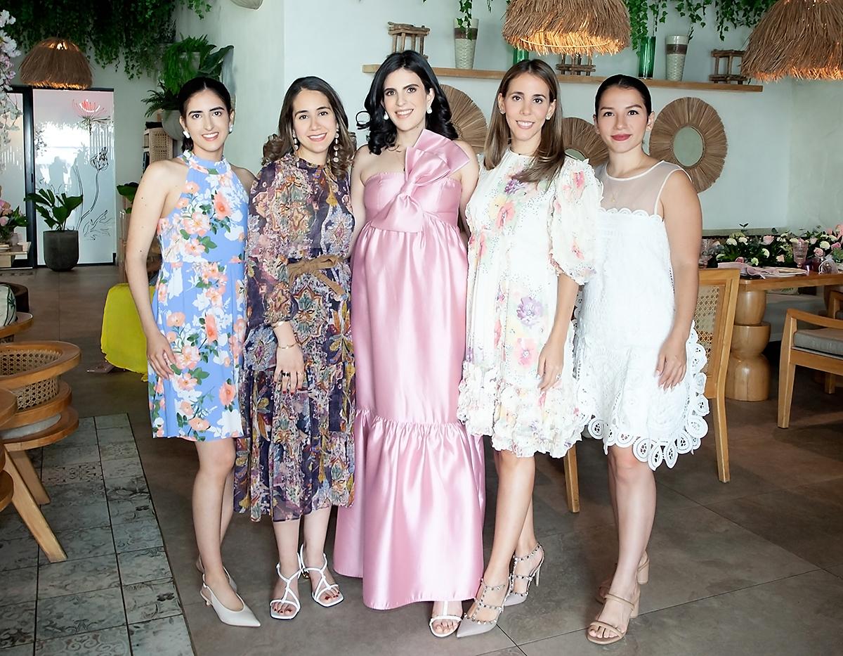 Ivanna Zummar, Giselle Casco, la homenajeada Daniela Lamade Brito, Viviana De Quevedo y Shadia Nassar.