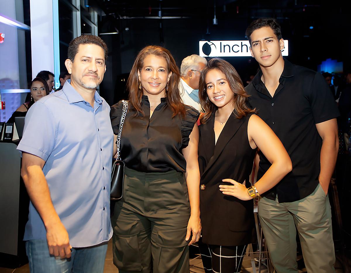 Invitados a la apertura de la moderna sala de ventas de Mercedes Benz en San Pedro Sula.