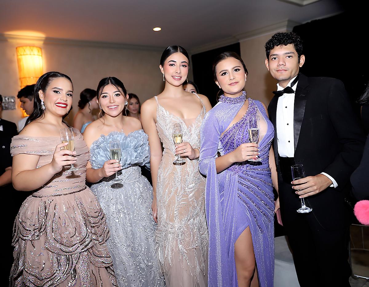 Mariana Rodríguez, Carola Ramírez, Camila Jeffs, Isabella Mendoza y Carlos Castillo