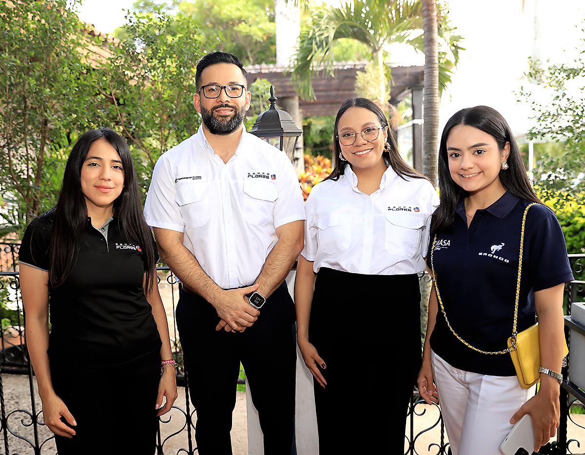 En honor al mes de la madre, Grupo Flores se unió a sus reconocidas marcas Toyota y Dimasa Ford para consentir a sus clientas con una experiencia única. En el elegante espacio de La Cuisinette, las invitadas disfrutaron de un brunch especial y tuvieron la oportunidad de diseñar su propio buqué floral, haciendo de esta celebración un momento lleno de estilo y creatividad. En la foto: Isabel Caballero, Antonio Palacio, Katherine Dubois, Ivana Betancourt