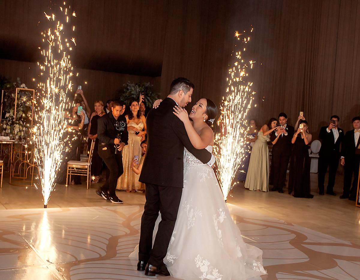 Juan Carlos y Nidia Isabel al momento de bailar su canción preferida, “Caminar de tu mano”.