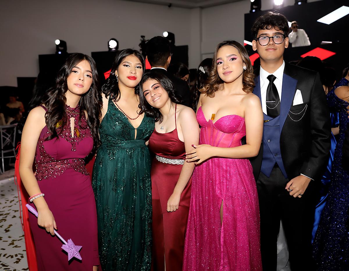 Emily Reyes, Daniela Sierra, Mazie Hidalgo, Angie Sevilla y Juan Fernando Zúniga.