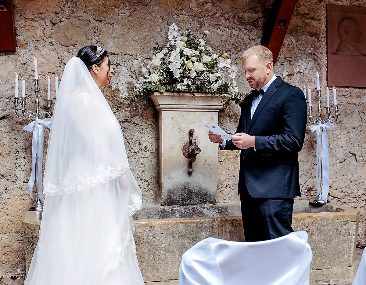 Con mucha emoción Kaleb Steinhauer dió lectura a los votos matrimoniales 